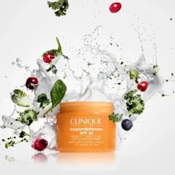 CLINIQUESuperdefense SPF 25                Soin Multi-correction Fatigue + 1ers Signes de l'Âge - Peaux Mixtes à Grasses